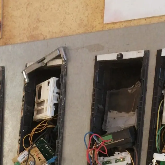 Ravagnese, notte di paura al Condominio Girasole. I residenti: «Viviamo barricati in casa, il Comune ci ha abbandonati»