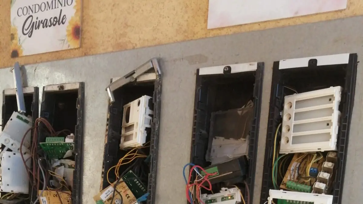 Ravagnese, notte di paura al Condominio Girasole. I residenti: «Viviamo barricati in casa, il Comune ci ha abbandonati»