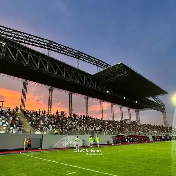 Crotone calcio in amministrazione giudiziaria per un anno: la ‘ndrangheta avrebbe influenzato security e ingressi allo stadio