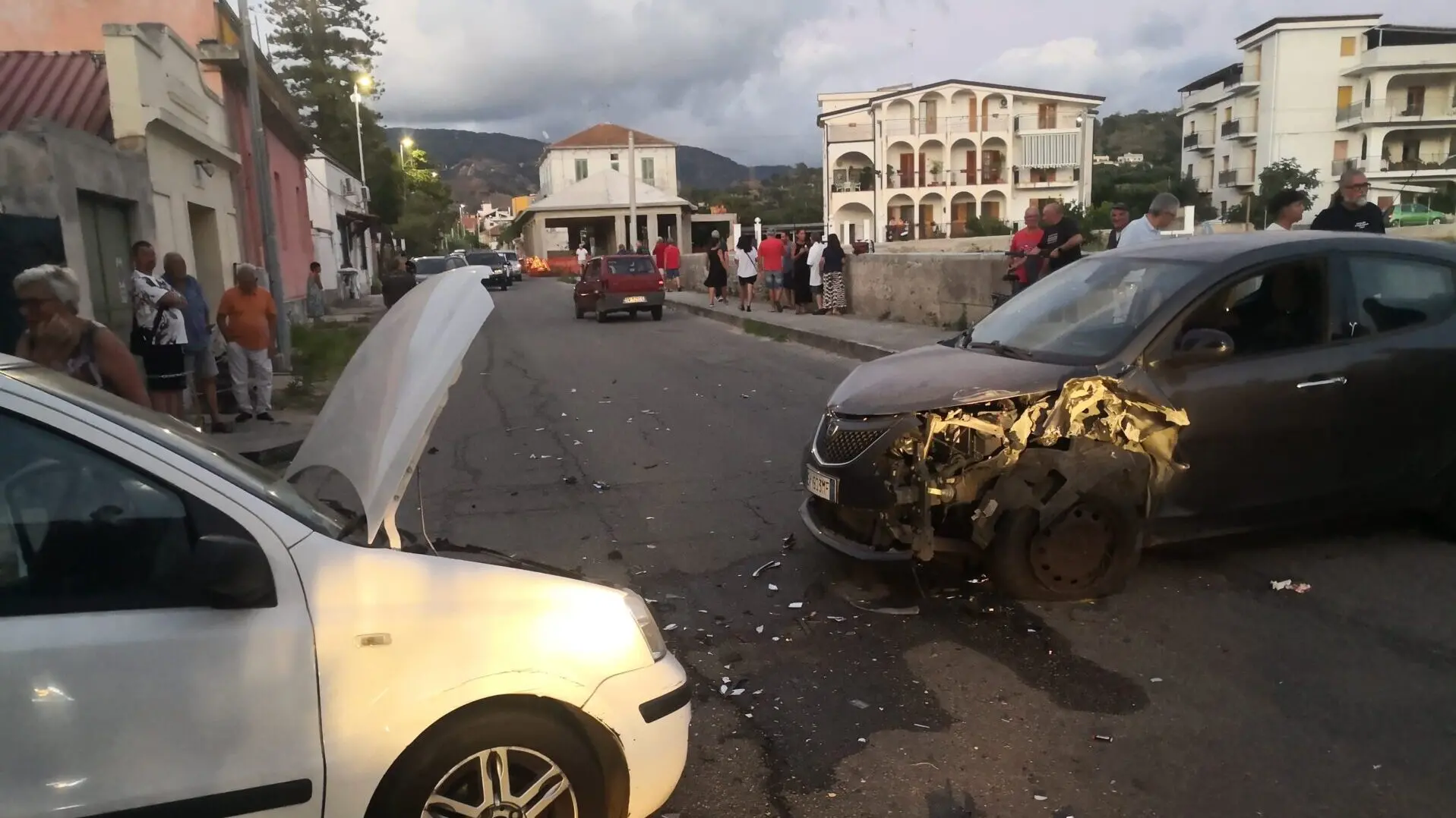 Incidente stradale a Salice, scontro tra tre auto: feriti i conducenti