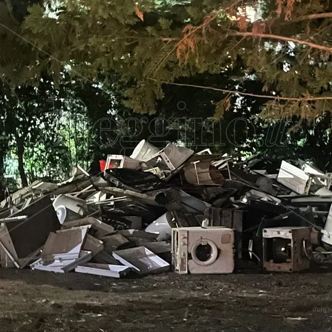 Arghillà si fa \"piazza\" elettorale per visite guidate… mentre il quartiere resta sommerso dai rifiuti