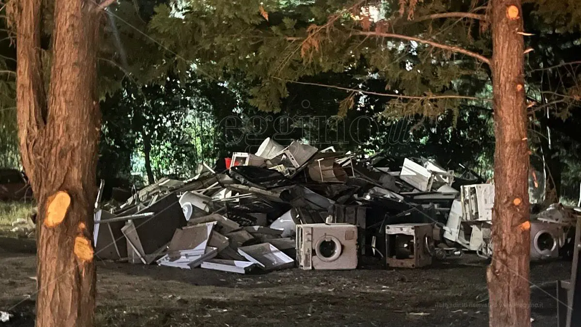 Arghillà si fa \"piazza\" elettorale per visite guidate… mentre il quartiere resta sommerso dai rifiuti