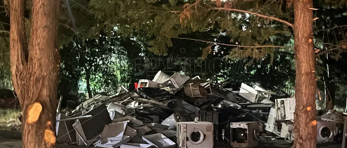 Arghillà si fa \"piazza\" elettorale per visite guidate… mentre il quartiere resta sommerso dai rifiuti