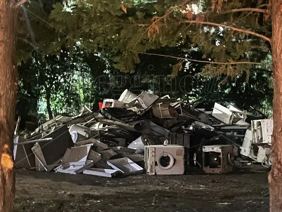 Arghillà si fa \"piazza\" elettorale per visite guidate… mentre il quartiere resta sommerso dai rifiuti