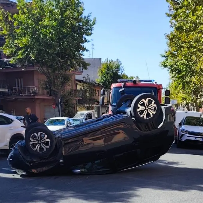 Gioiosa, scontro tra due auto: una si ribalta