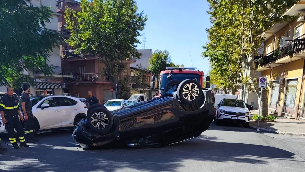 Gioiosa, scontro tra due auto: una si ribalta