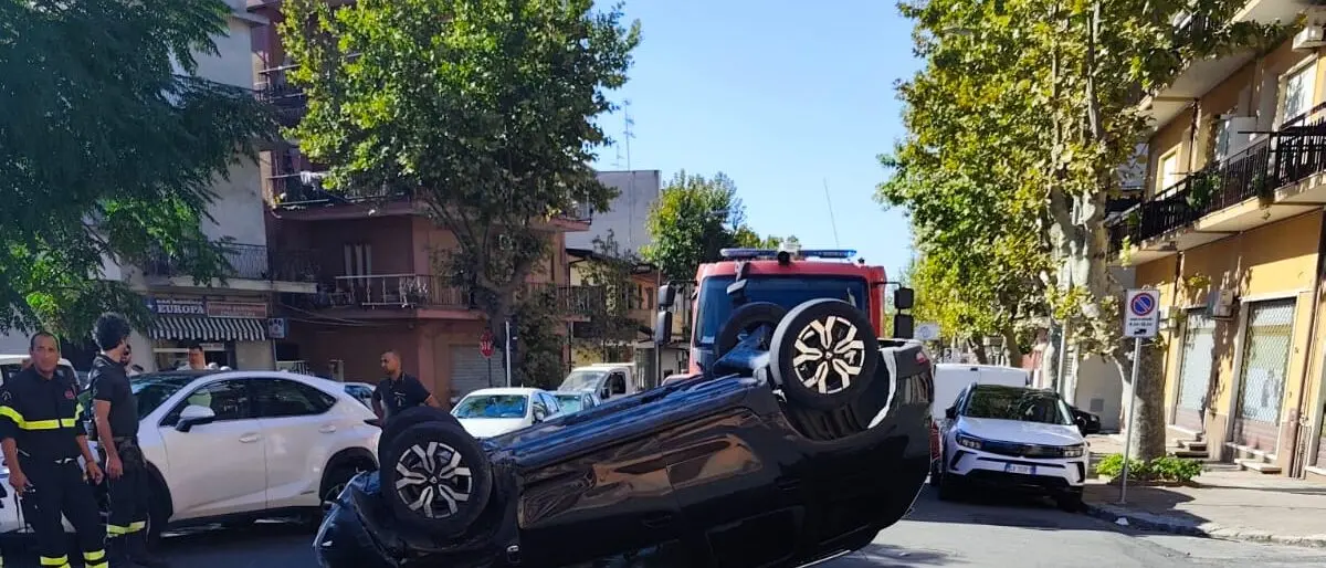 Gioiosa, scontro tra due auto: una si ribalta