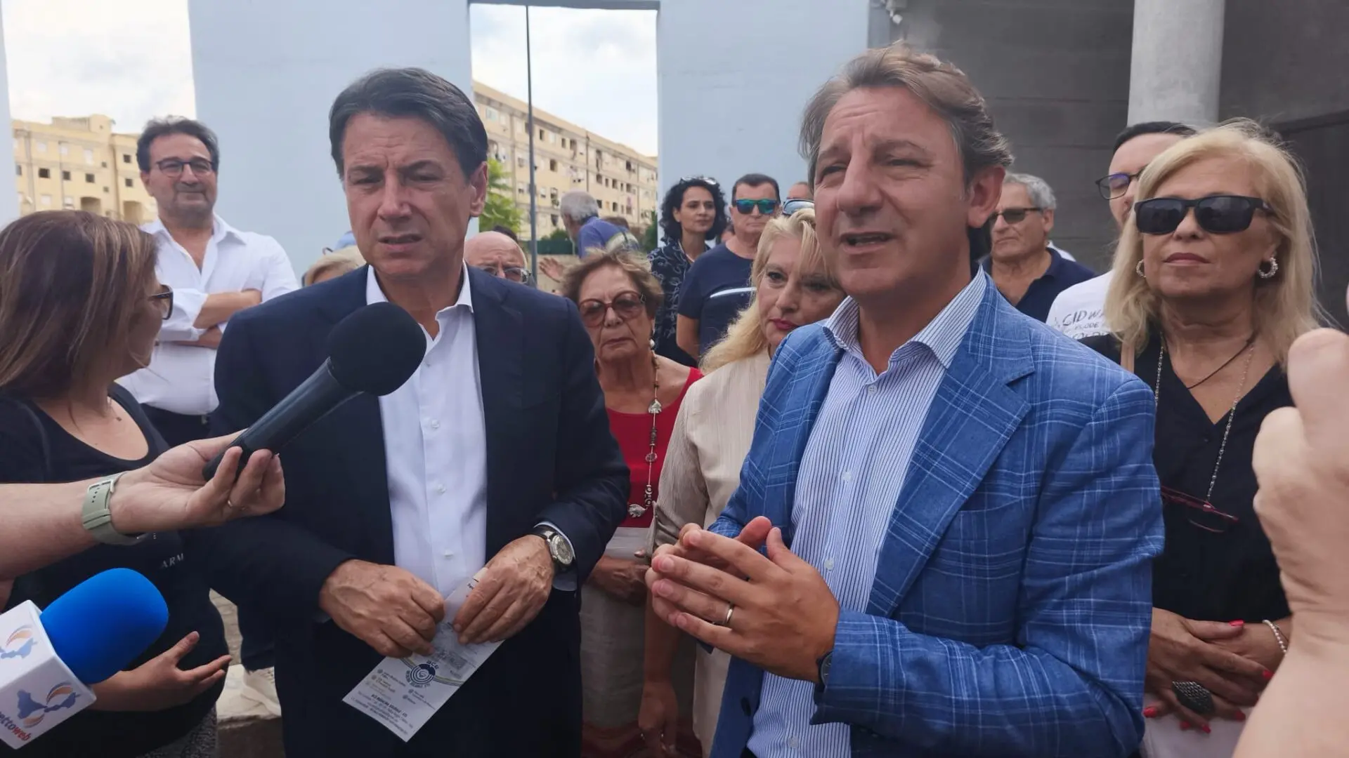 Regionali 2025, Conte e Tridico nel quartiere dell'emergenza sociale: «Da qui per costruire la Calabria dell'inclusione»