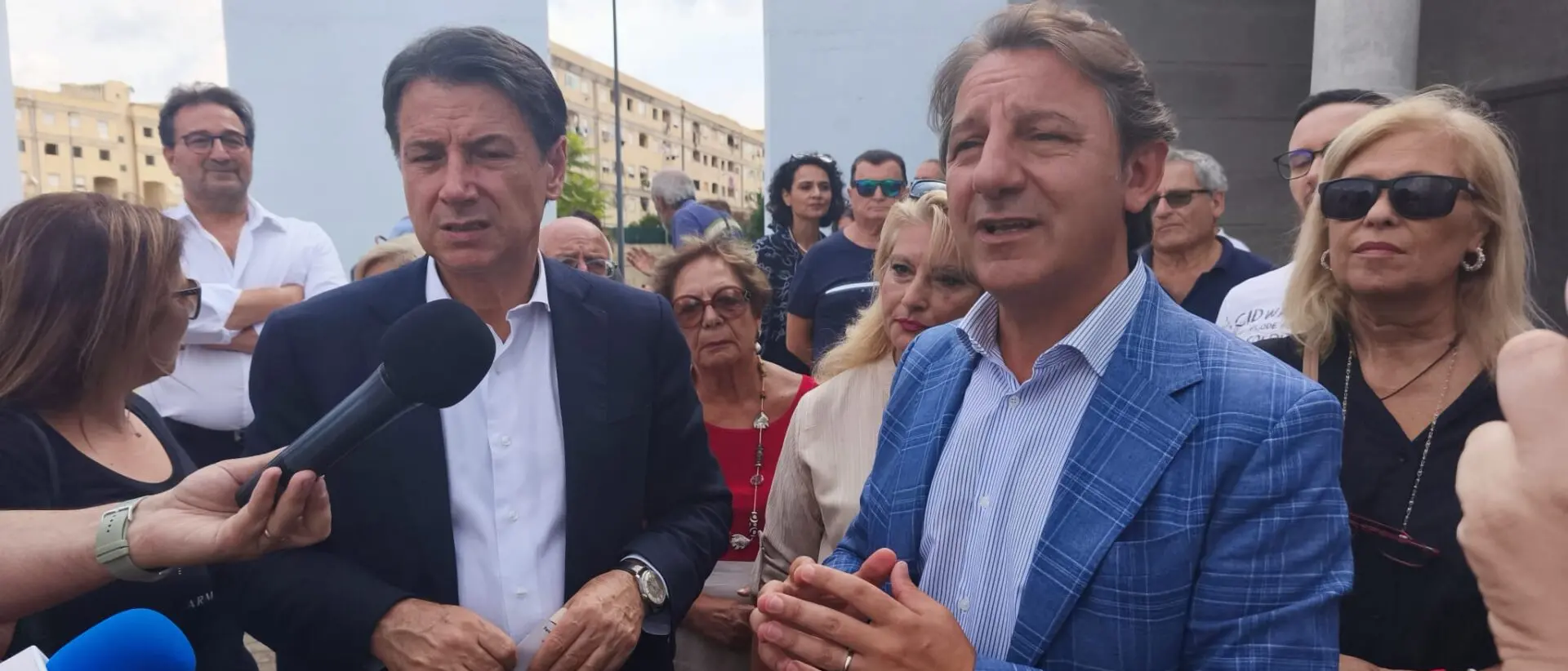 Regionali 2025, Conte e Tridico nel quartiere dell'emergenza sociale: «Da qui per costruire la Calabria dell'inclusione»