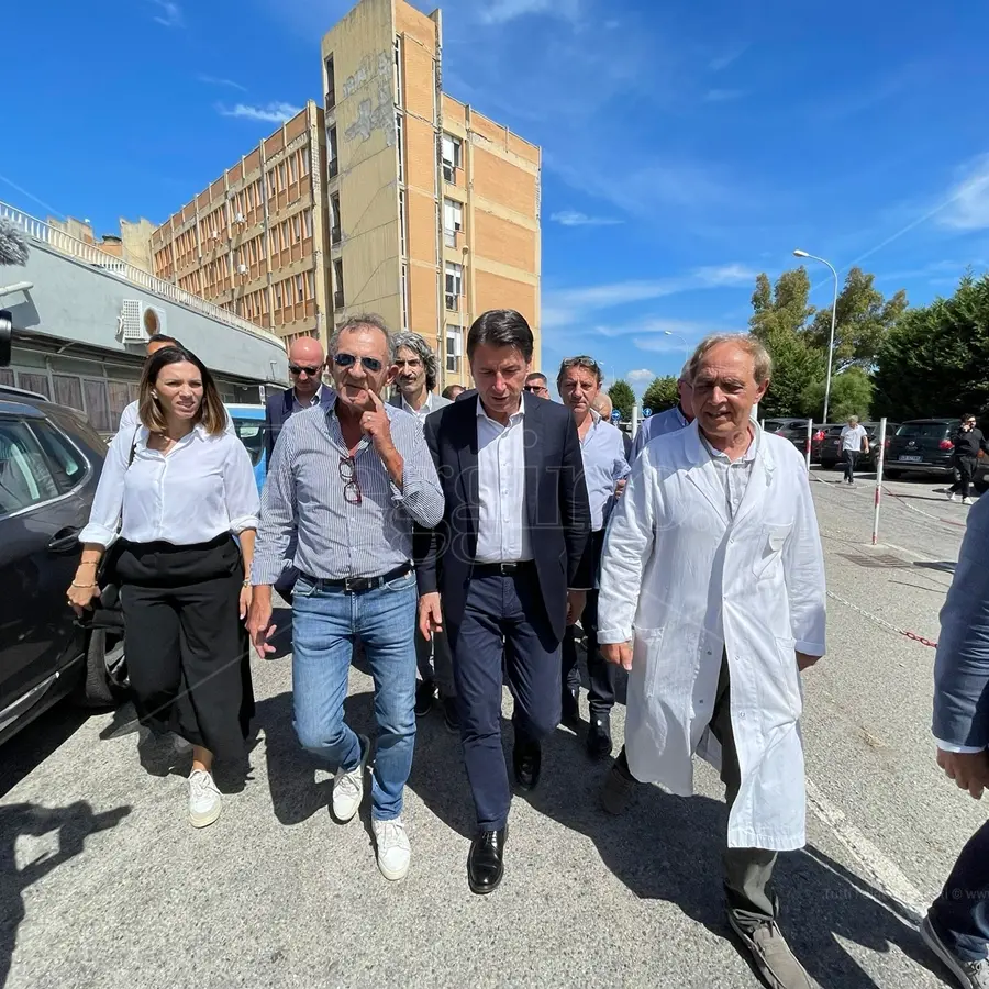 Regionali 2025, Conte dall'ospedale di Locri: «I calabresi chiedono sanità, non di smantellarla»