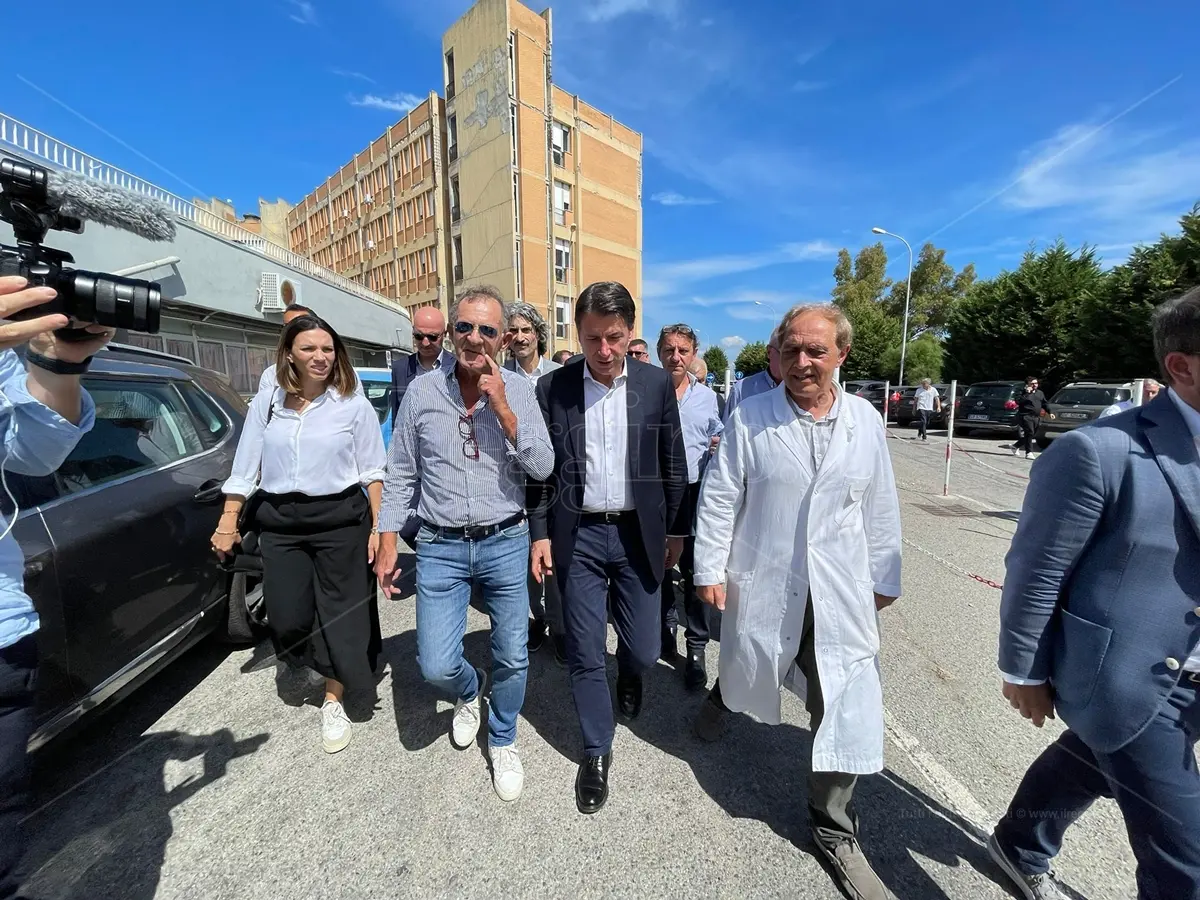Regionali 2025, Conte dall'ospedale di Locri: «I calabresi chiedono sanità, non di smantellarla»