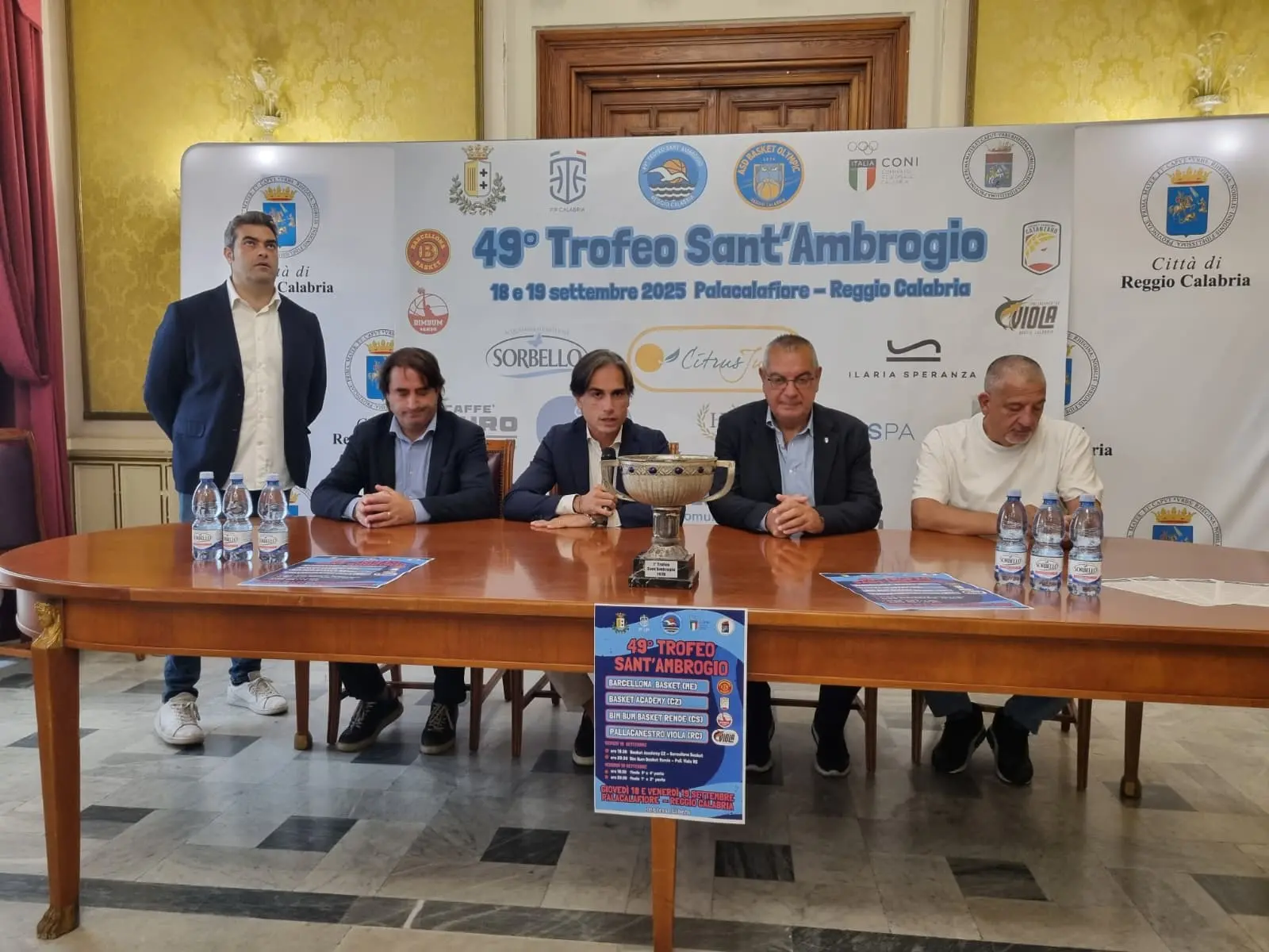 Reggio, presentato a palazzo San Giorgio il Trofeo Sant’Ambrogio 2025: al PalaCalafiore il grande basket della 49ª edizione