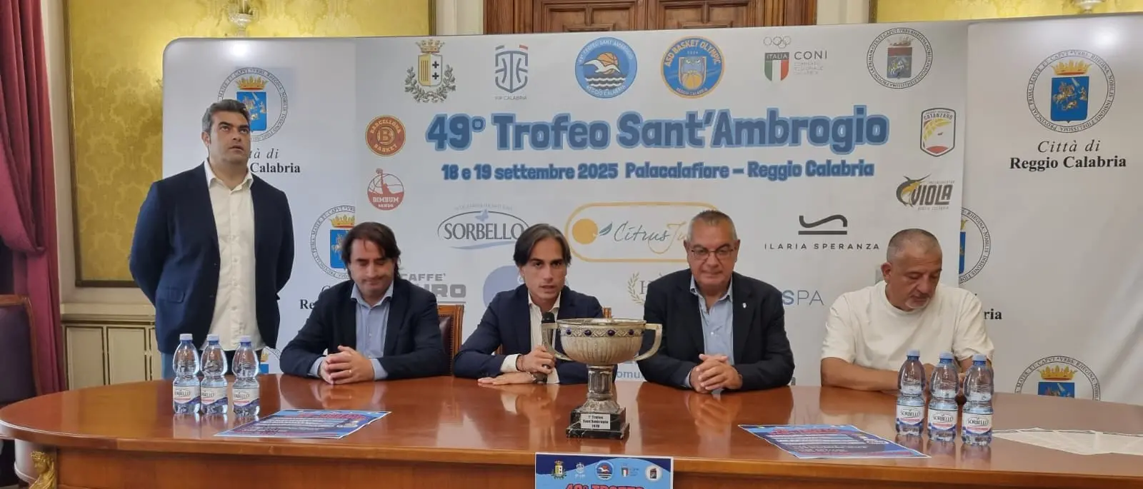 Reggio, presentato a palazzo San Giorgio il Trofeo Sant’Ambrogio 2025: al PalaCalafiore il grande basket della 49ª edizione