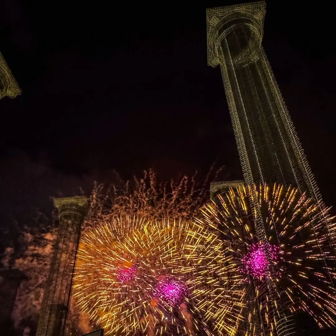 LA FOTO DEL GIORNO | Fuochi sull’Opera: magia celeste nelle notti reggine