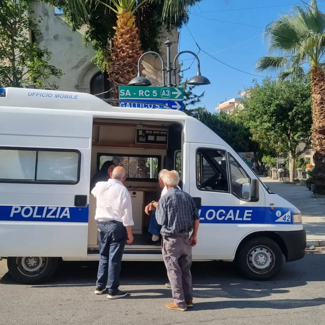 Reggio, Polizia locale “a portata” di cittadino, decine di segnalazioni raccolte con il punto d’ascolto itinerante