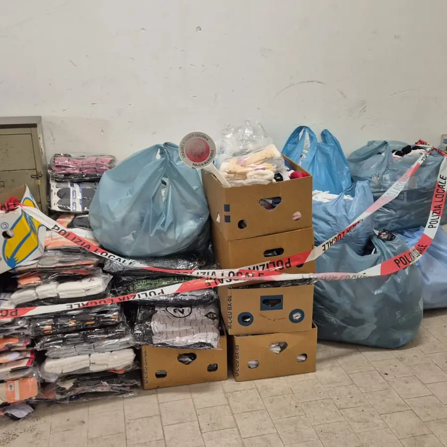 Reggio, maxi-blitz contro l'abusivismo: sequestrata merce per 40mila euro