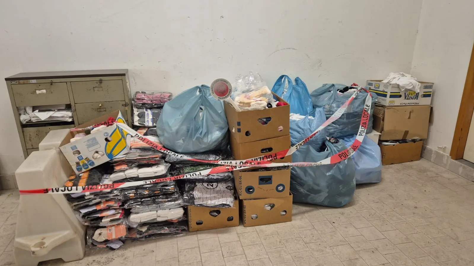 Reggio, maxi-blitz contro l'abusivismo: sequestrata merce per 40mila euro