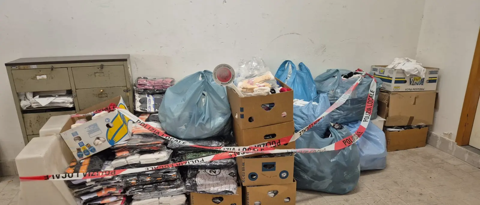 Reggio, maxi-blitz contro l'abusivismo: sequestrata merce per 40mila euro