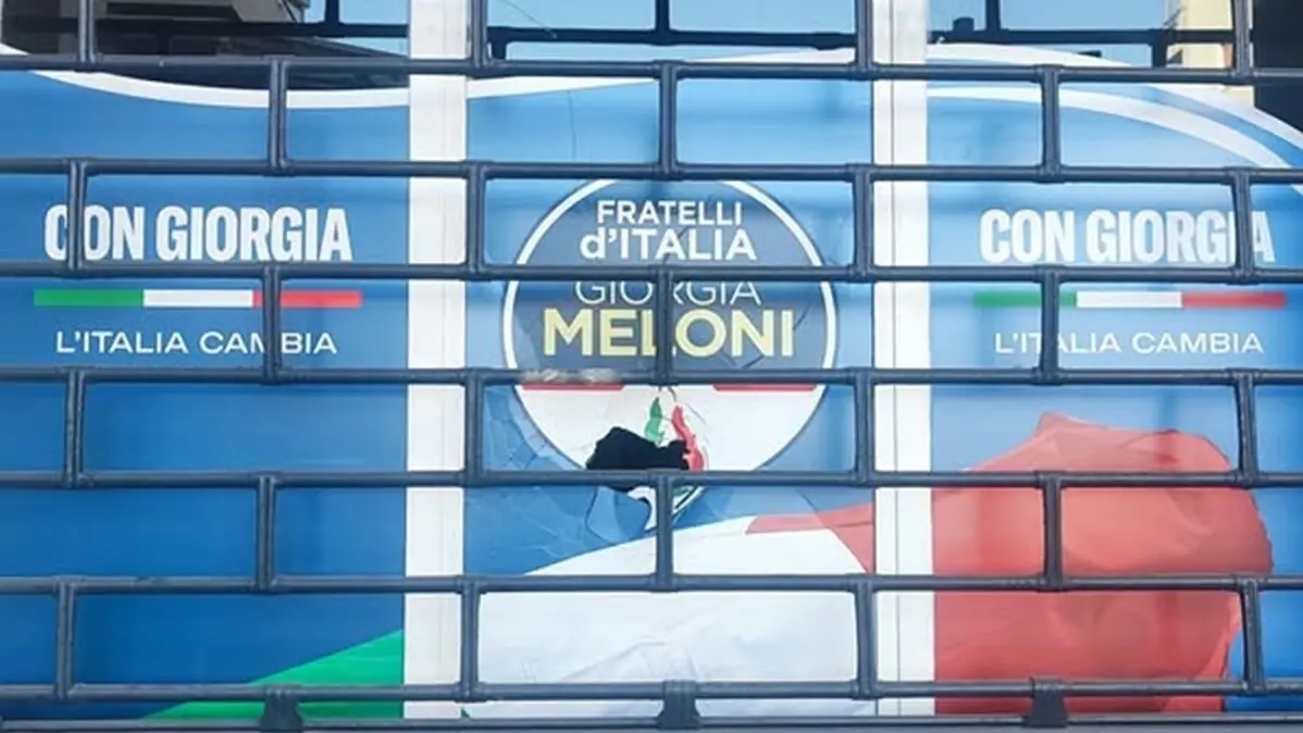Villa, danneggiata la vetrata della sede del circolo di Fratelli d'Italia