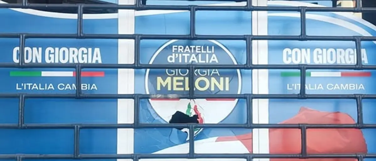 Villa, danneggiata la vetrata della sede del circolo di Fratelli d'Italia