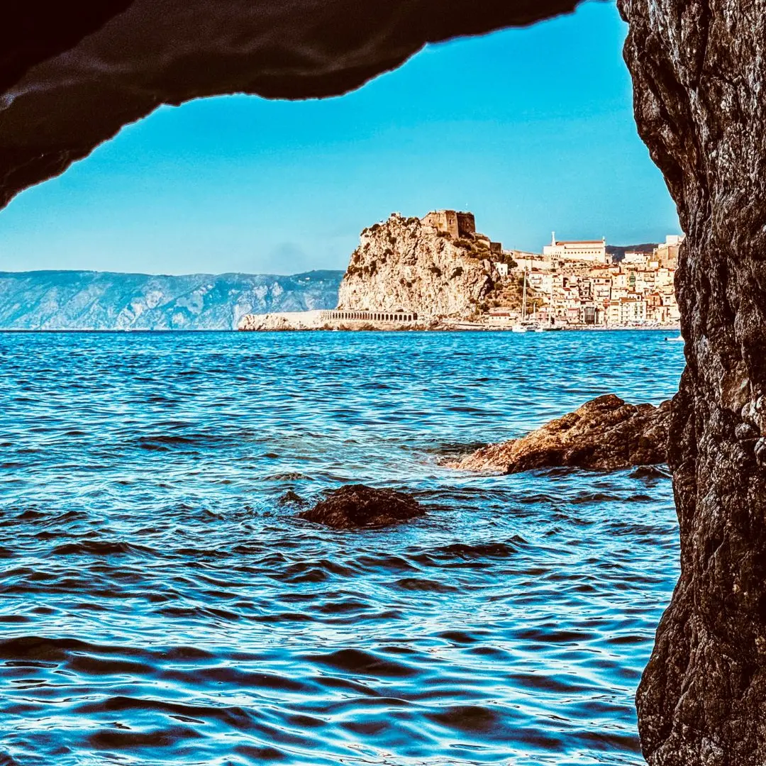 LA FOTO DEL GIORNO | Scilla tra luce e roccia: il Mediterraneo in una cornice segreta