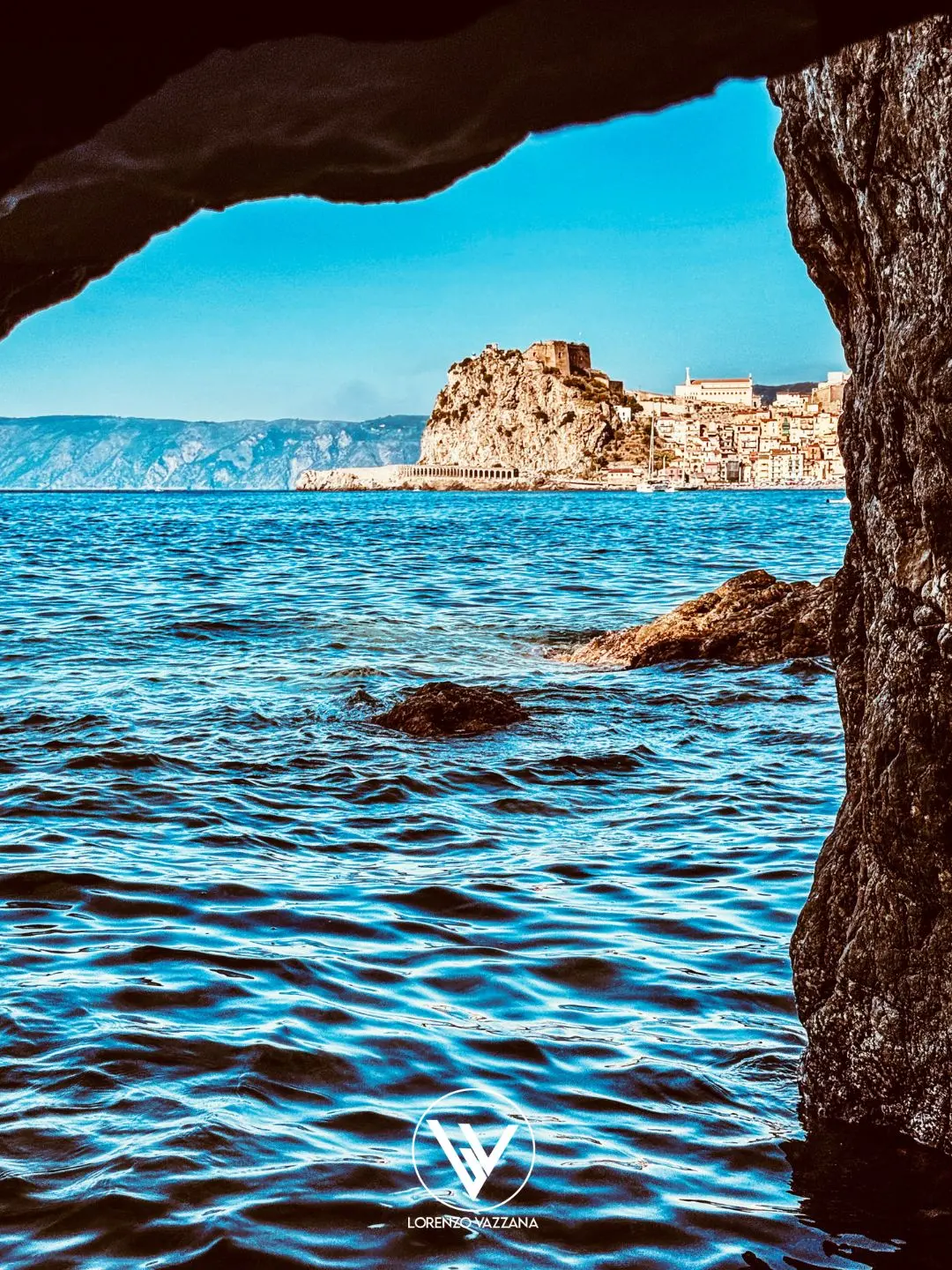 LA FOTO DEL GIORNO | Scilla tra luce e roccia: il Mediterraneo in una cornice segreta