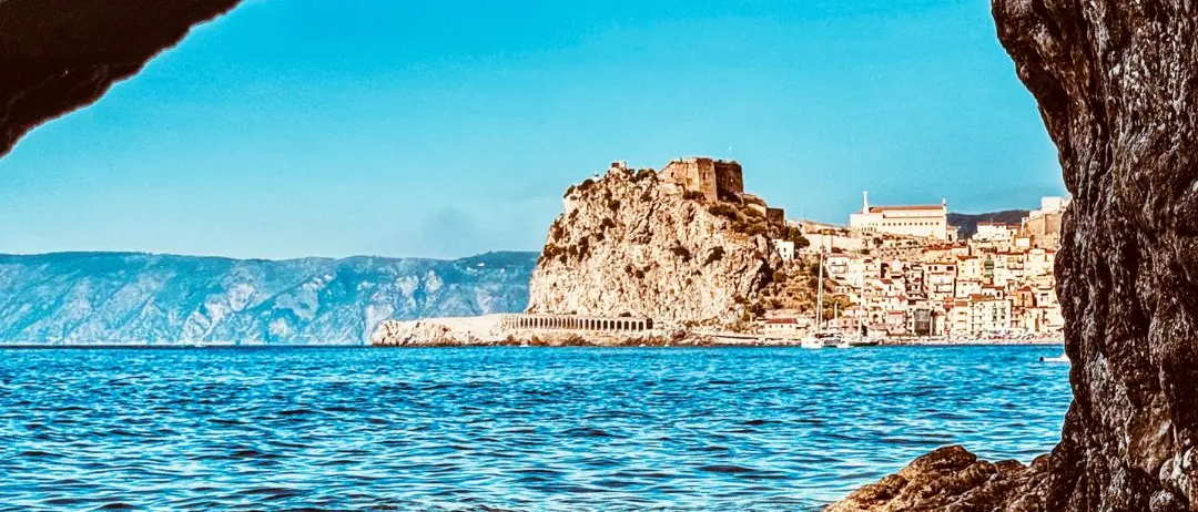 LA FOTO DEL GIORNO | Scilla tra luce e roccia: il Mediterraneo in una cornice segreta
