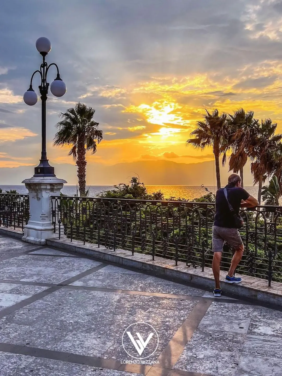 LA FOTO DEL GIORNO | Tramonto sullo Stretto: silenzio e luce sul Lungomare Falcomatà