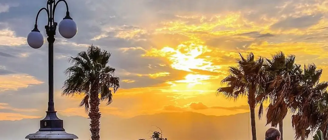 LA FOTO DEL GIORNO | Tramonto sullo Stretto: silenzio e luce sul Lungomare Falcomatà