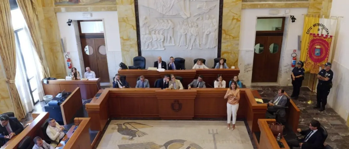 Reggio, dal Consiglio disco verde al Bilancio consolidato. Ad Atam il trasporto scolastico per l’anno in corso