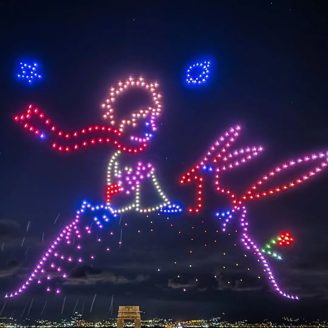 LA FOTO DEL GIORNO | Un cielo che parla al cuore: Il Piccolo Principe illumina Reggio Calabria