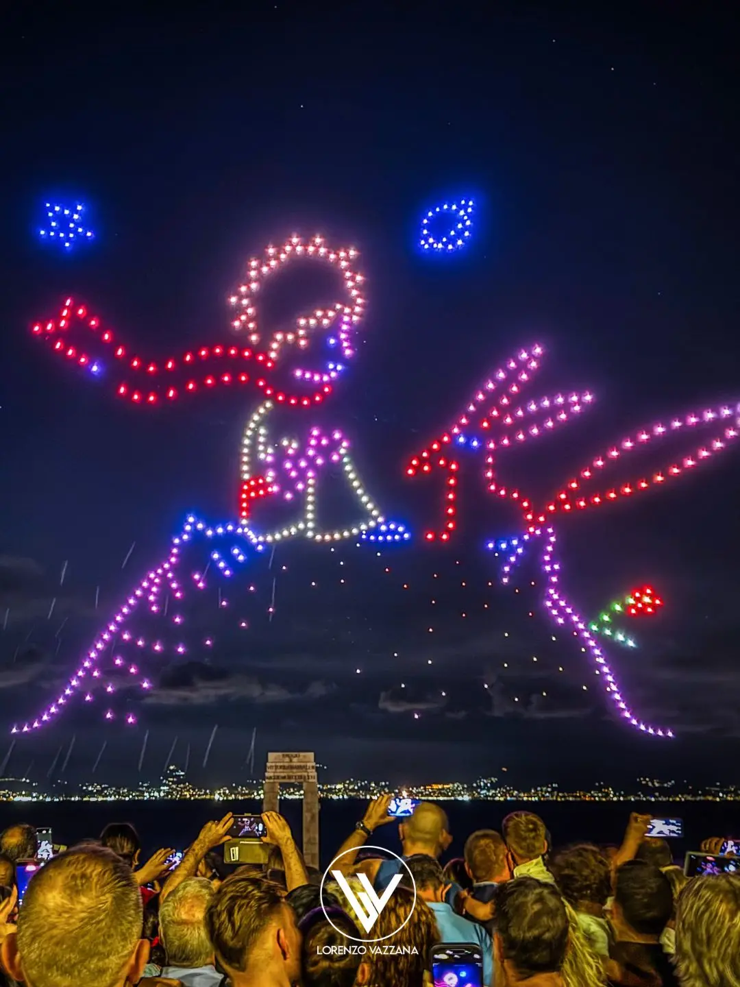LA FOTO DEL GIORNO | Un cielo che parla al cuore: Il Piccolo Principe illumina Reggio Calabria