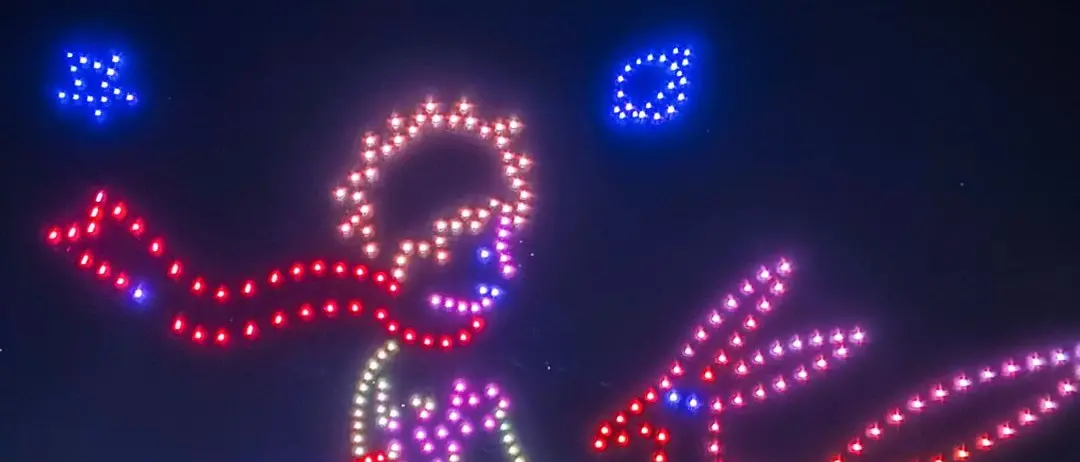 LA FOTO DEL GIORNO | Un cielo che parla al cuore: Il Piccolo Principe illumina Reggio Calabria