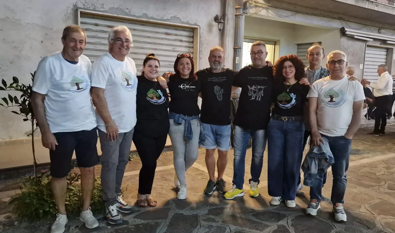 San Lorenzo, i proverbi diventano moda con “Vesto Calabrese”: magliette che raccontano identità e radici