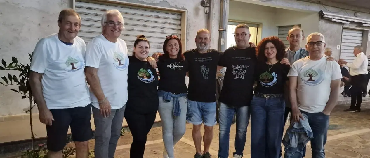 San Lorenzo, i proverbi diventano moda con “Vesto Calabrese”: magliette che raccontano identità e radici