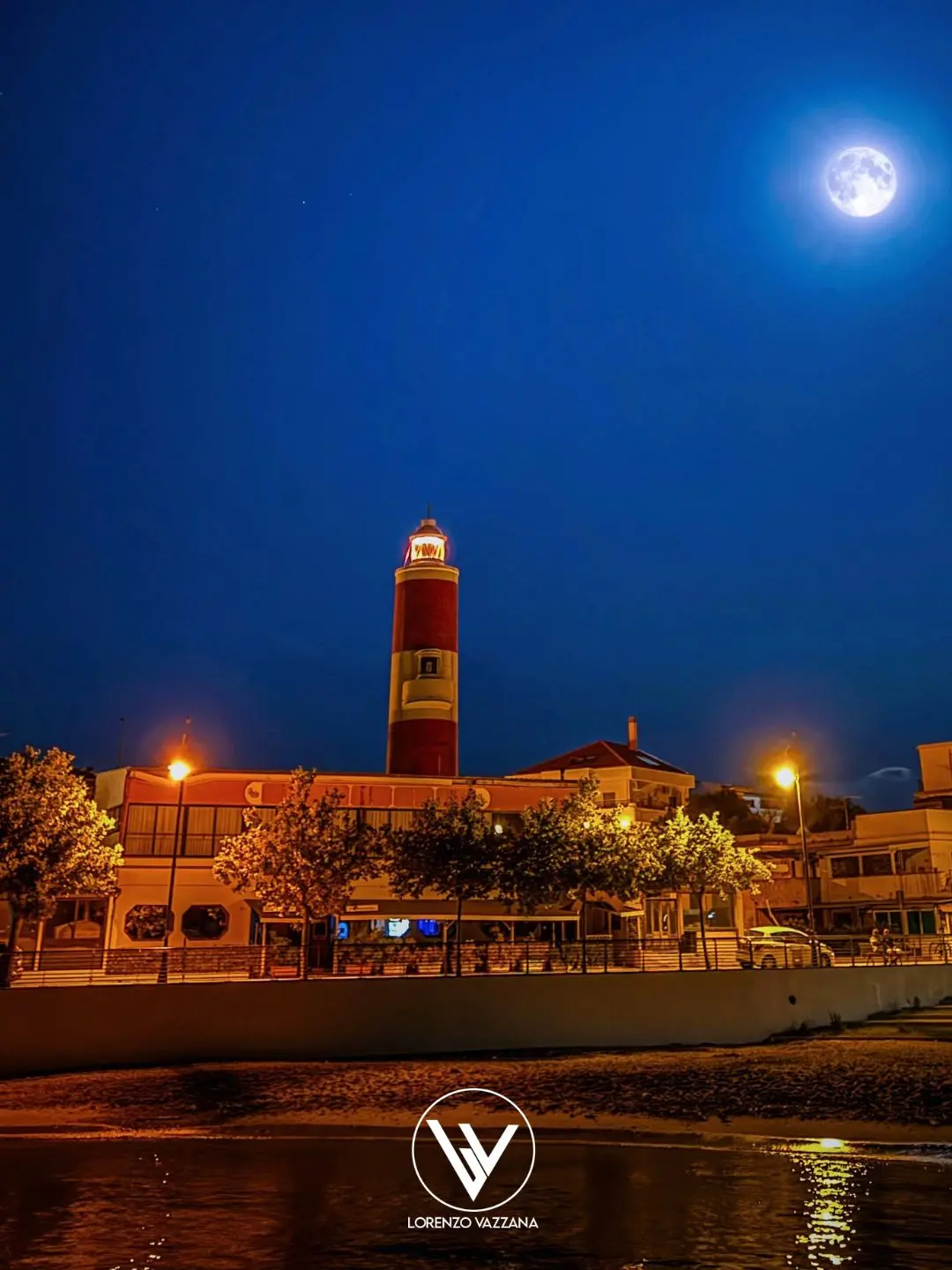 FOTO DEL GIORNO | Il Guardiano di Pezzo: il faro antico tra mare e luna