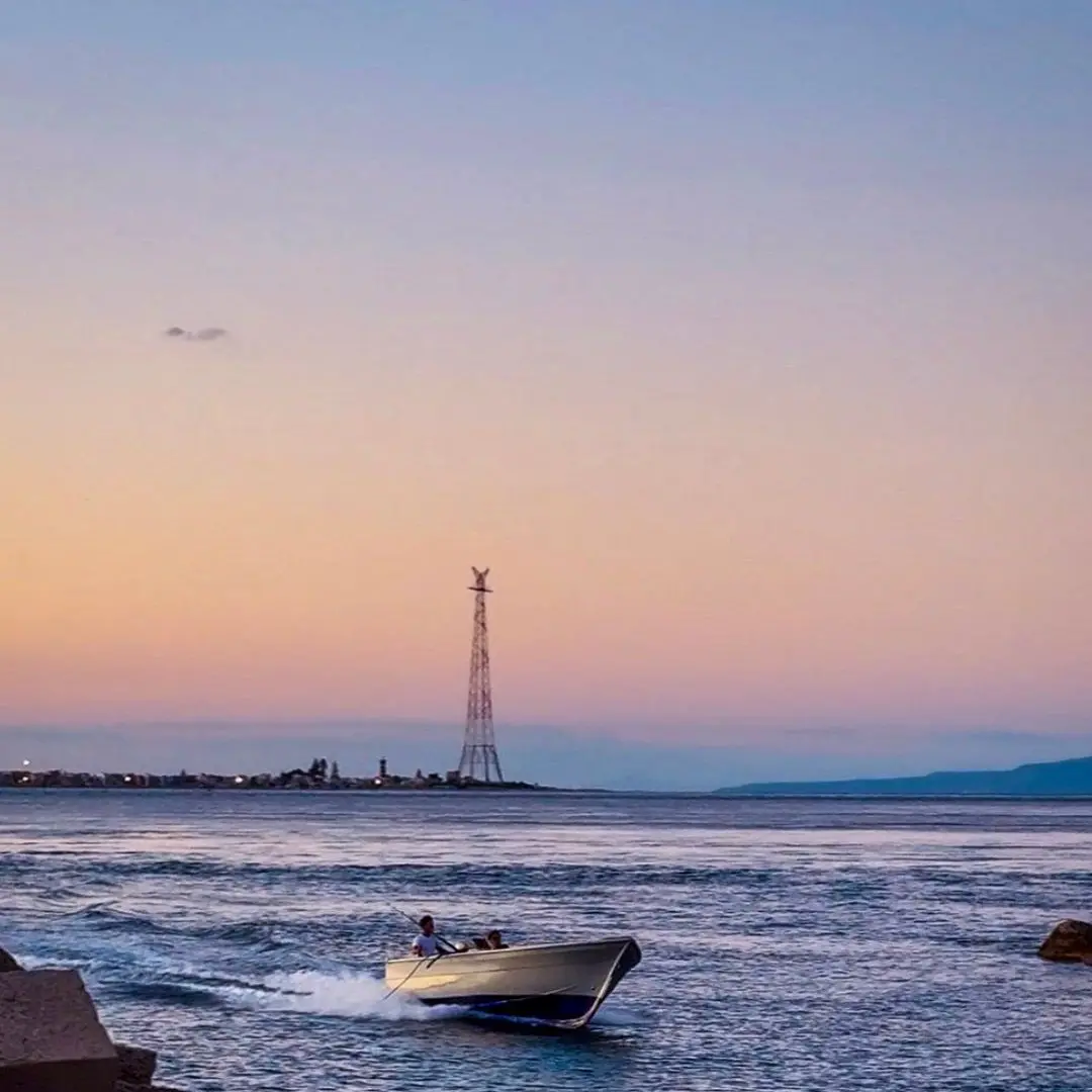 LA FOTO DEL GIORNO | Il ritorno dei pescatori al tramonto