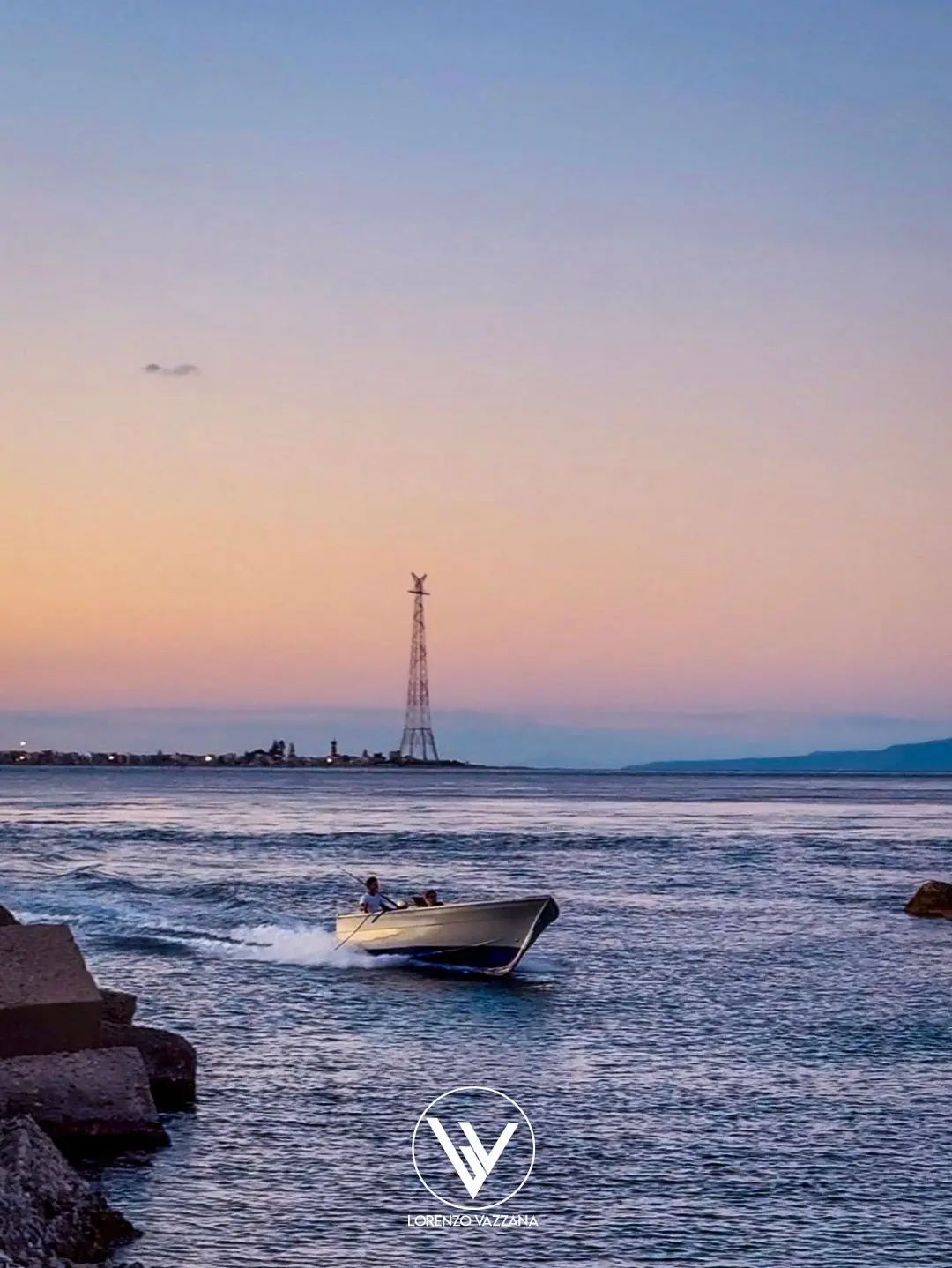 LA FOTO DEL GIORNO | Il ritorno dei pescatori al tramonto