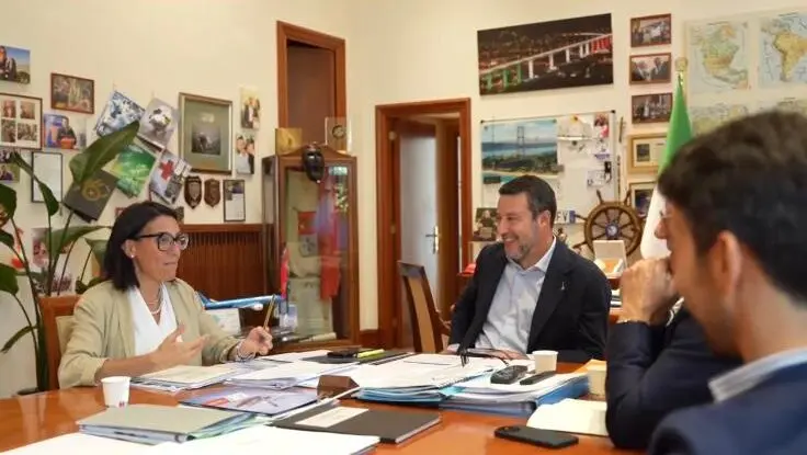 Ponte sullo Stretto, Caminiti incontra Salvini al Mit: «Lo spostamento del porto a sud ora è una priorità »