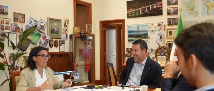 Ponte sullo Stretto, Caminiti incontra Salvini al Mit: «Lo spostamento del porto a sud ora è una priorità »