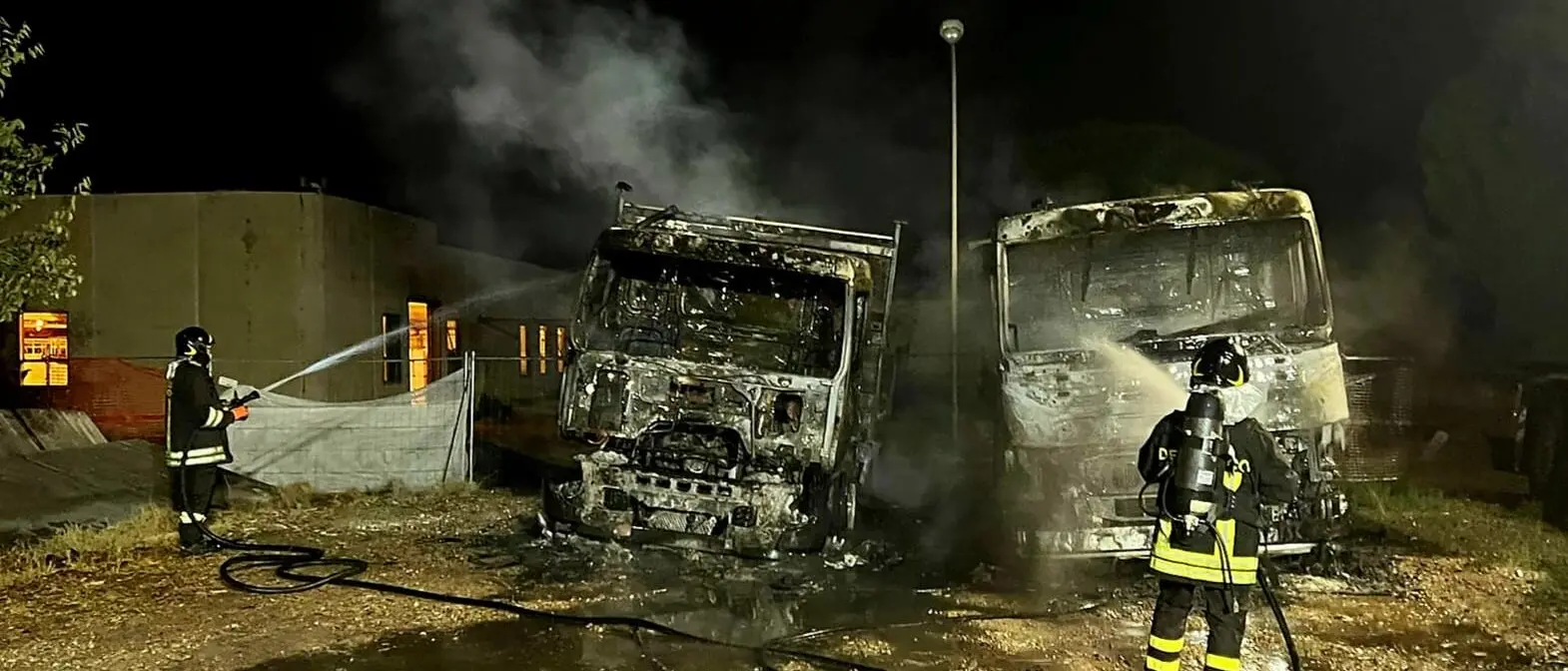 Reggio, incendiati nella notte due mezzi di Castore - FOTO