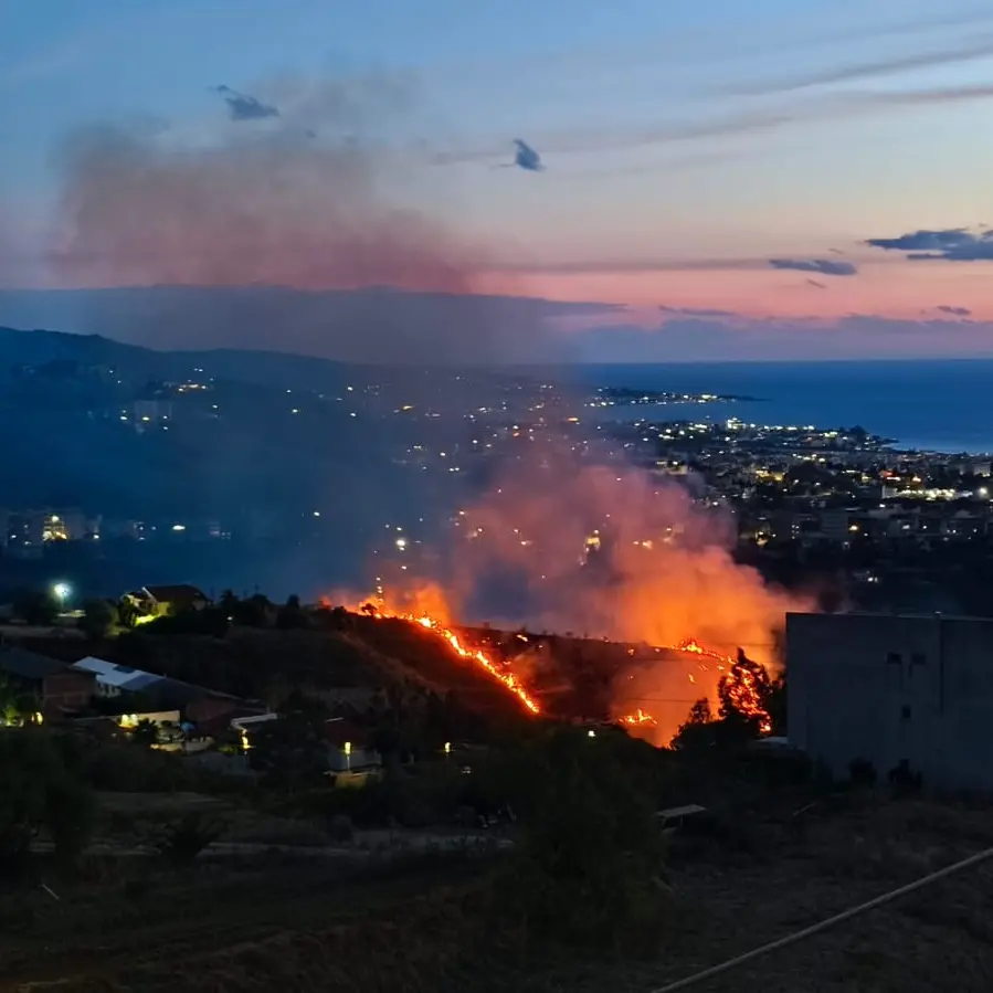 Reggio, incendio in corso nella zona nord: fiamme vicino alle abitazioni