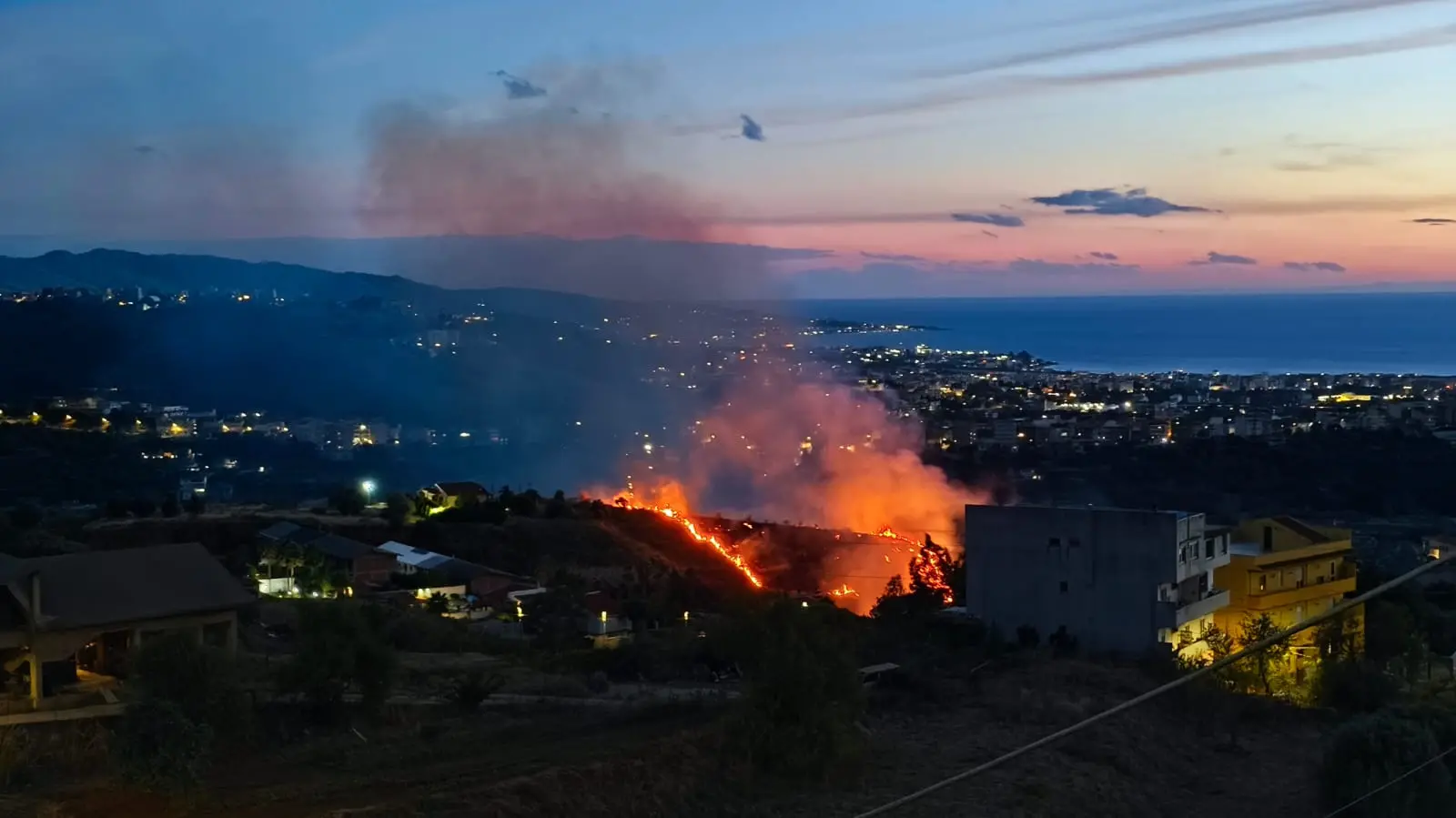 Reggio, incendio in corso nella zona nord: fiamme vicino alle abitazioni