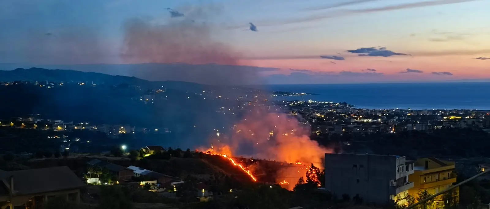 Reggio, incendio in corso nella zona nord: fiamme vicino alle abitazioni