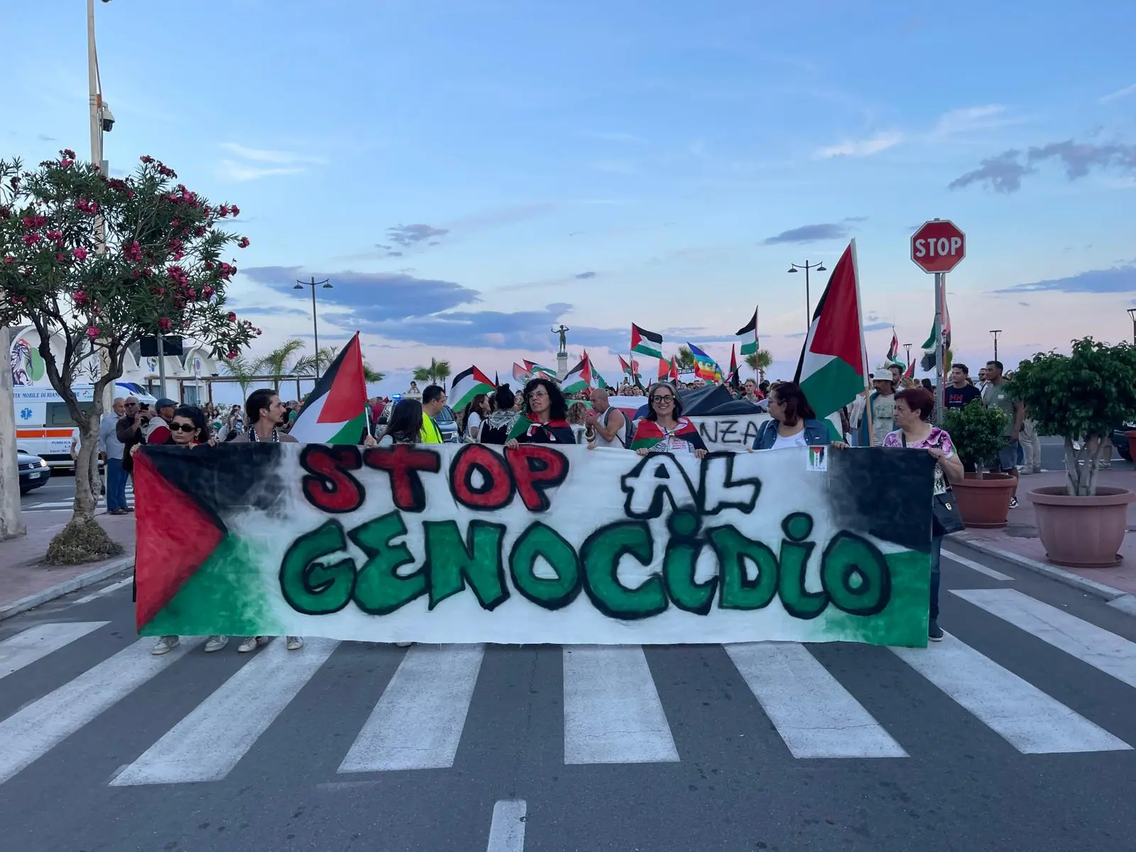 A Locri il corteo pro Palestina: «Non vogliamo essere complici di Israele»