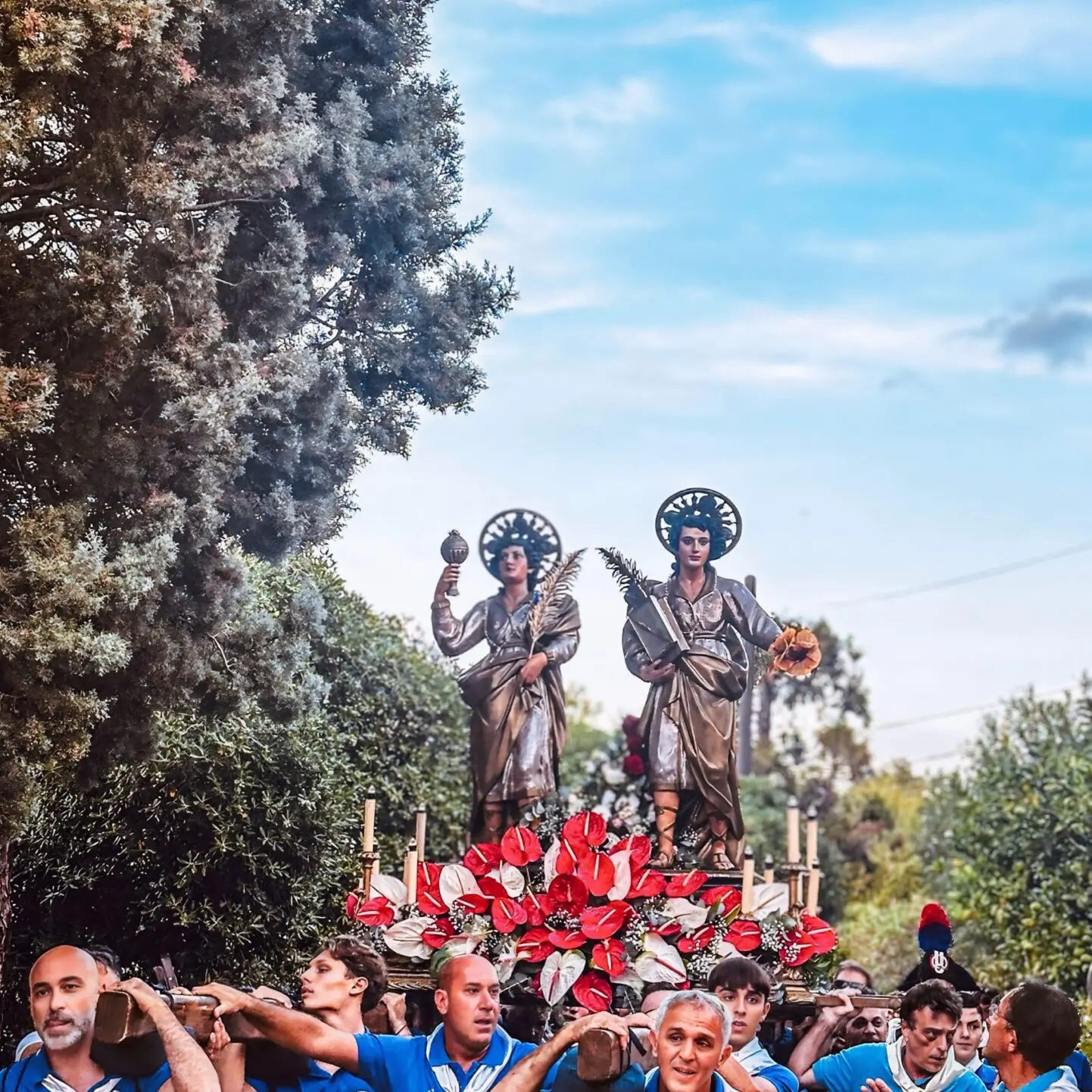 LA FOTO DEL GIORNO | Fede in cammino: la devozione ai Santi Cosma e Damiano