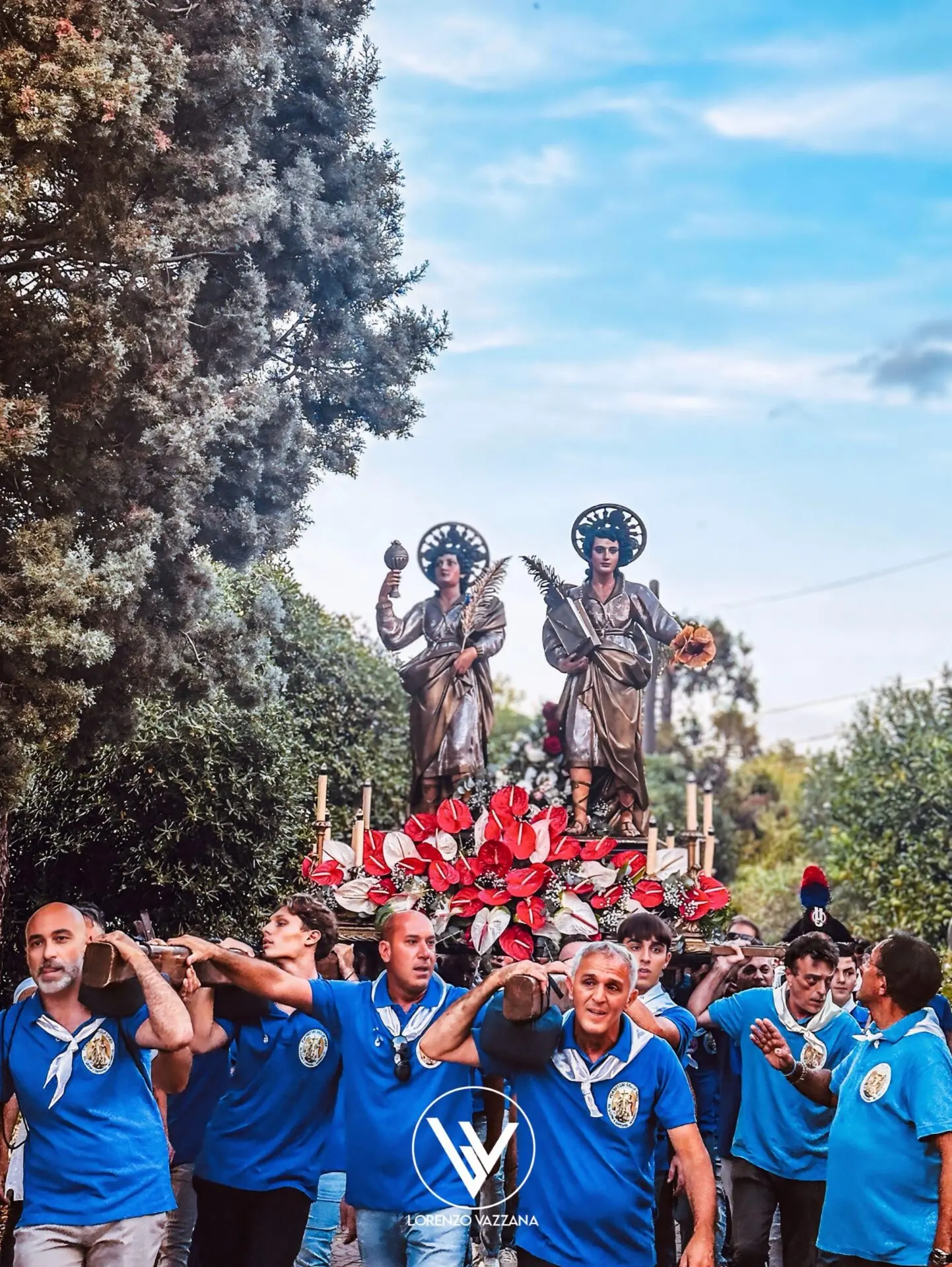 LA FOTO DEL GIORNO | Fede in cammino: la devozione ai Santi Cosma e Damiano