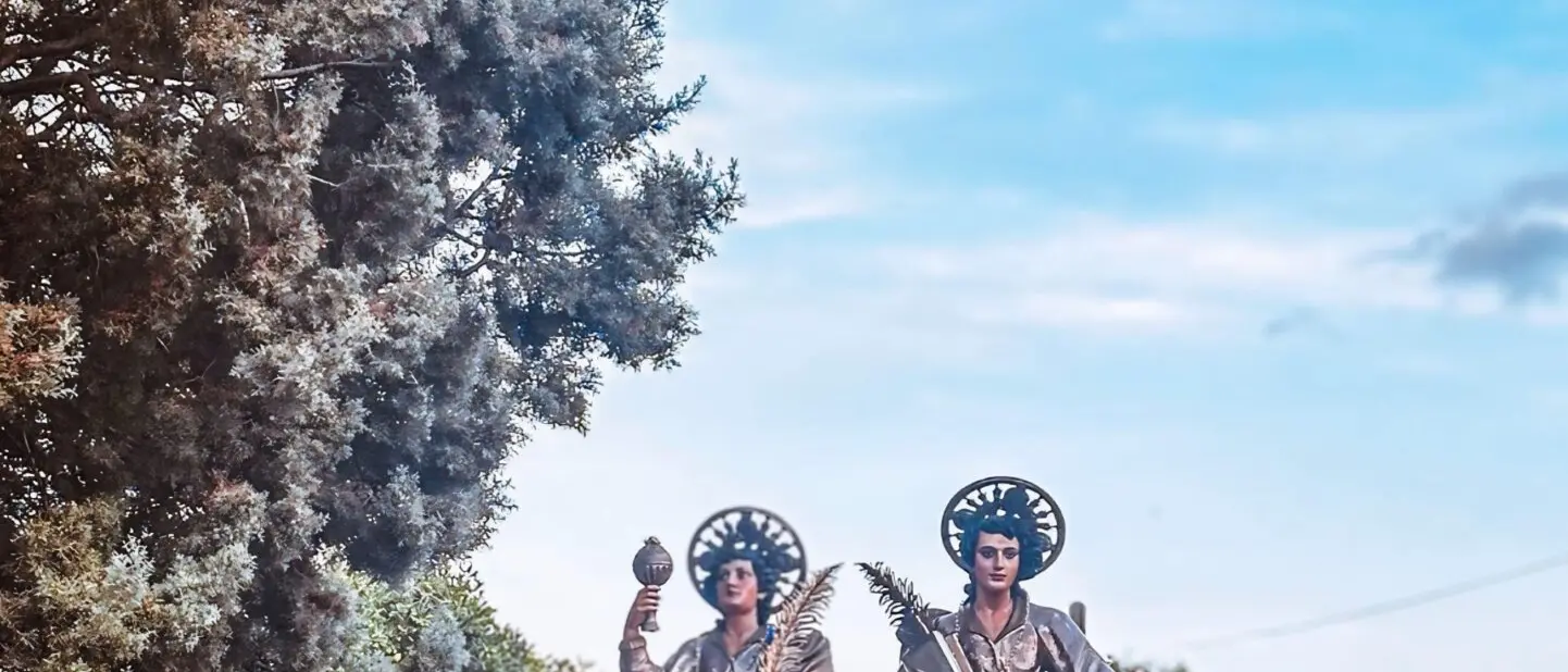 LA FOTO DEL GIORNO | Fede in cammino: la devozione ai Santi Cosma e Damiano