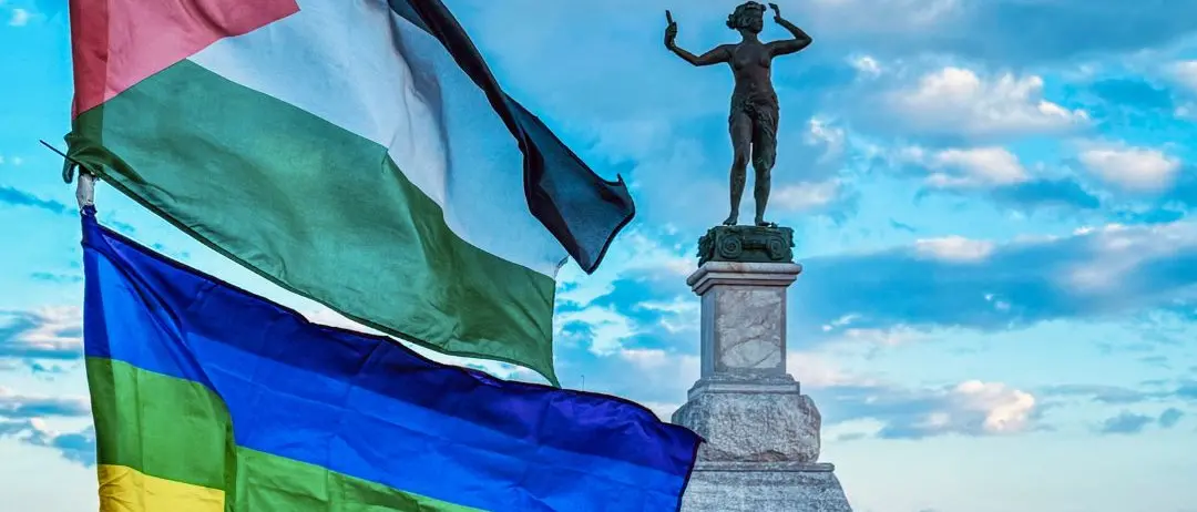 LA FOTO DEL GIORNO | Due bandiere, una voce: il grido di pace di un bambino a Locri