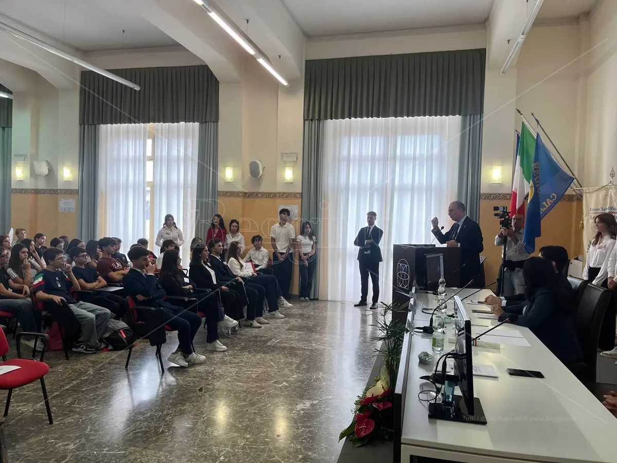 Il ministro Valditara, in visita al liceo Leonardo Da Vinci di Reggio, celebra la scuola calabrese e stronca le polemiche - VIDEO